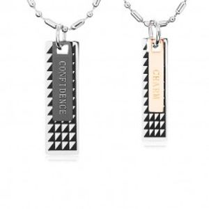 Dva ocelové náhrdelníky, známky s černými trojúhelníky a nápisy U22.8