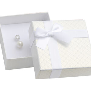 JK Box Bílá dárková krabička na soupravu šperků s mašlí AT-5/A1