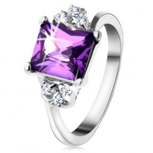 Lesklý prsten se stříbrnou barvou, obdélníkový fialový zirkon, drobné zirkonky  G10.02