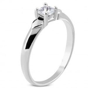 Lesklý prsten z oceli - dvě srdíčka, třpytivý zirkon čiré barvy v kotlíku J13.04