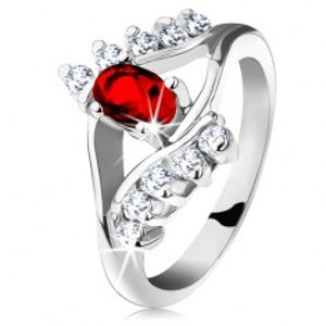 Blýskavý prsten se stříbrným odstínem, červený broušený ovál, čiré zirkonky G11.13