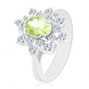 Blýskavý prsten stříbrné barvy, světle zelený zirkonový ovál, čiré lupínky G04.22