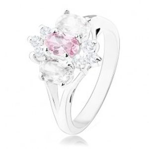 Blýskavý prsten ve stříbrném odstínu, rozdělená ramena, růžovo-čirý květ K4.18