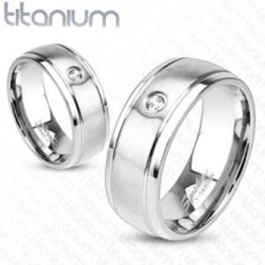 Matný prsten z titanu ve stříbrném odstínu, tenké rýhy a čirý zirkonek, 6 mm M03.05