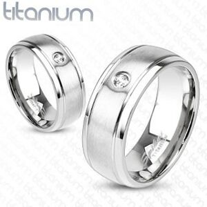 Matný prsten z titanu ve stříbrném odstínu, tenké rýhy a čirý zirkonek, 6 mm - Velikost: 57