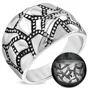 Mohutný ocelový prsten stříbrné barvy, zvlněný povrch, patinované pásy K01.13