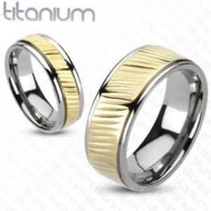 Prsten z titanu - pozlacený pás s diagonálním vroubkováním K10.7