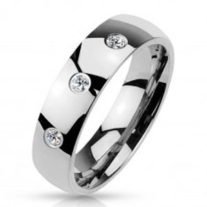 Ocelový prsten stříbrné barvy, lesklý hladký povrch, tři čiré zirkony, 6 mm M05.13