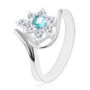 Prsten stříbrné barvy, zářivý čirý květ se světle modrým středem, oblouky G07.07