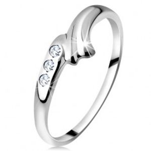 Prsten v bílém 14K zlatě - zahnuté rameno s rýhou a trojice čirých zirkonů GG160.23/160.36/39
