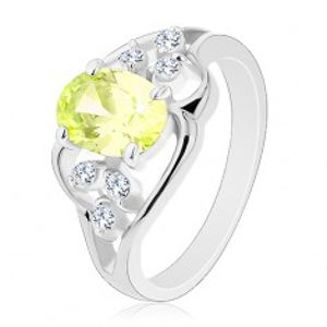 Prsten ve stříbrné barvě, asymetrické linie, světle zelený ovál, čiré zirkonky R29.24