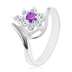 Prsten ve stříbrné barvě, asymetrická ramena, fialovo-čirý zirkonový květ G07.12