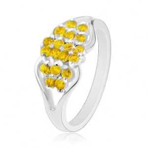 Prsten ve stříbrném odstínu, rozdělená ramena, kulaté žluté zirkonky AC24.06