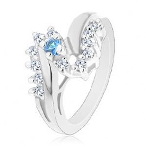 Prsten ve stříbrném odstínu, zahnutá ramena, zirkony čiré a světle modré barvy G14.11