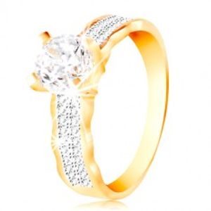 Prsten ve 14K zlatě - velký čirý zirkon v kotlíku, zirkonové linie, zvlněné okraje GG213.75/80