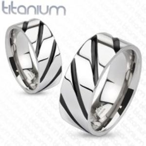 Prsten z titanu - lesklý stříbrný pás, černé šikmé pruhy L8.09