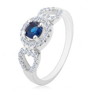 Prsten ze stříbra 925, kulatý modrý zirkon, blýskavé obrysy srdcí po stranách J15.08